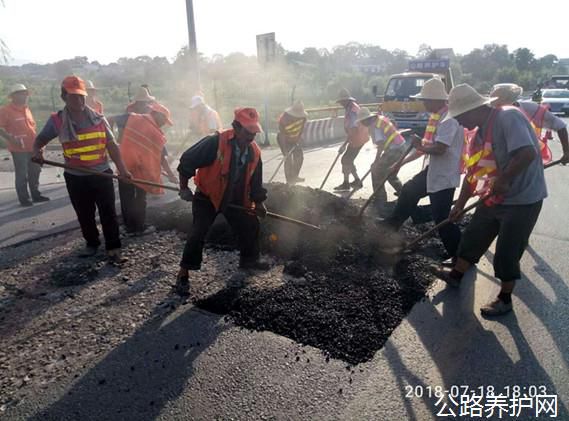 陕西：眉县公路段积极开展雨后路面病害修复工作